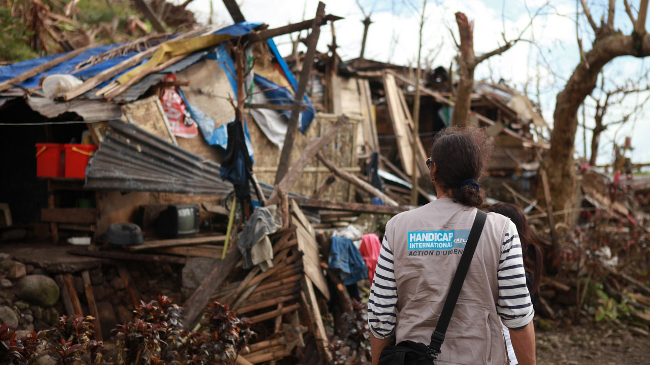 HI Philippines. Destructions dans la province de Leyte suite au typhon Haiyan