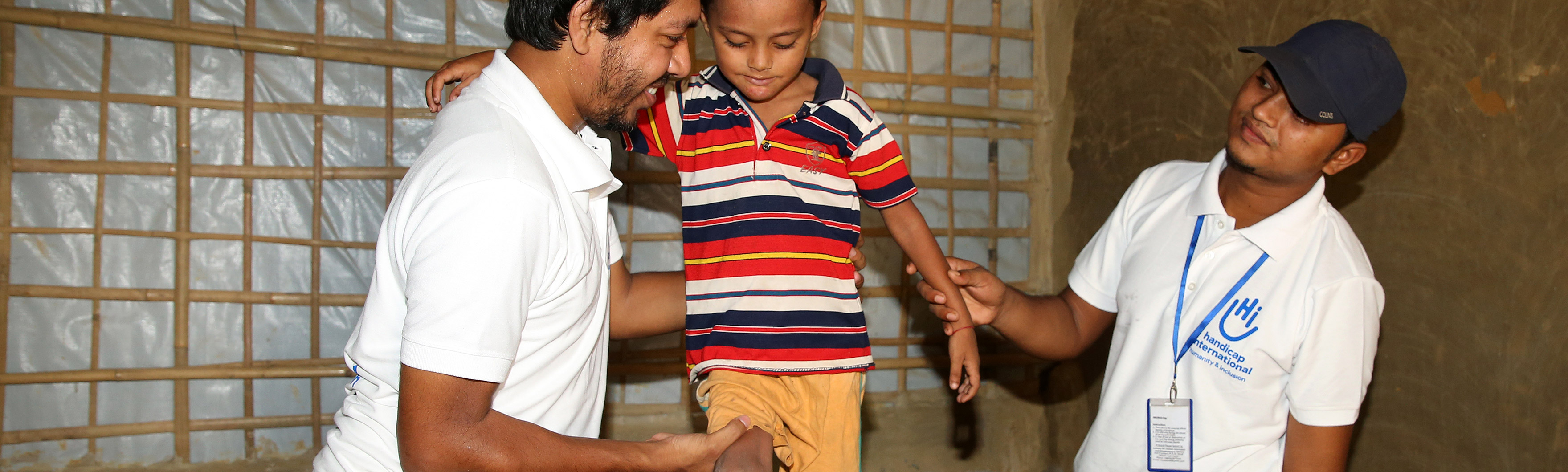 Bangladesh, camp de réfugiés de Cox’s Bazar, Anowar est Rohingya. Amputé après un accident de la route, il a reçu une prothèse grâce au soutien de HI et suit des séances de réadaptation. Bangladesh, camp de réfugiés de Cox’s Bazar, Anowar est Rohingya. Amputé après un accident de la route, il a reçu une prothèse grâce au soutien de HI et suit des séances de réadaptation.