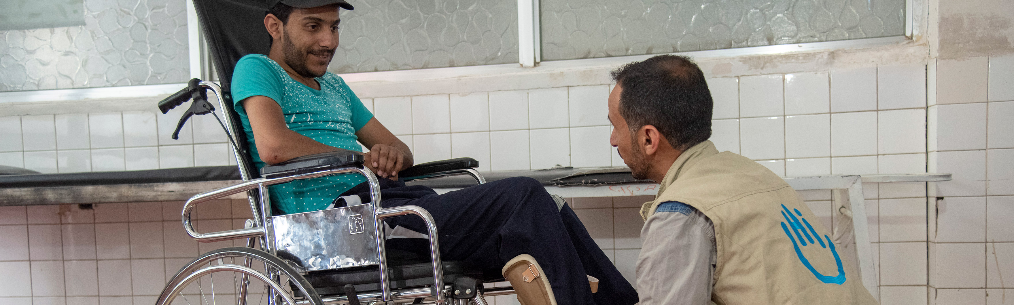 Yémen, Aiman, kinésithérapeute de HI, s'occupe d'un bénéficiaire en fauteuil roulant au centre de rééducation de Sana'a. Yémen, Aiman, kinésithérapeute de HI, s'occupe d'un bénéficiaire en fauteuil roulant au centre de rééducation de Sana'a.