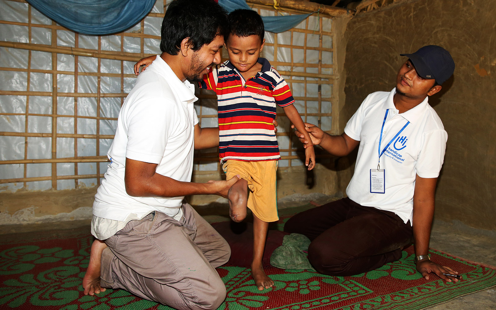 Bangladesh, camp de réfugiés de Cox’s Bazar, Anowar est Rohingya. Amputé après un accident de la route, il a reçu une prothèse grâce au soutien de HI et suit des séances de réadaptation. Bangladesh, camp de réfugiés de Cox’s Bazar, Anowar est Rohingya. Amputé après un accident de la route, il a reçu une prothèse grâce au soutien de HI et suit des séances de réadaptation.