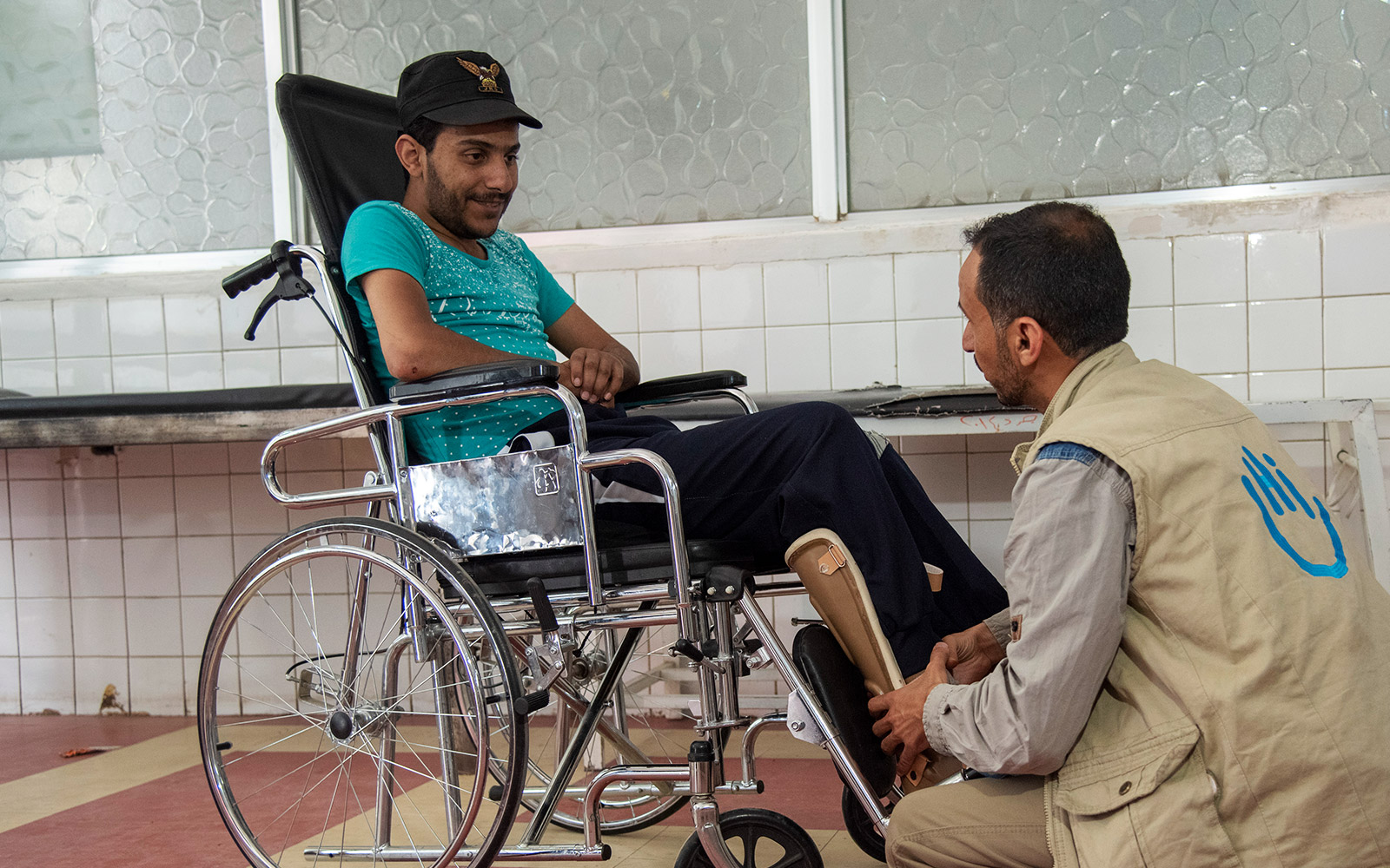 Yémen, Aiman, kinésithérapeute de HI, s'occupe d'un bénéficiaire en fauteuil roulant au centre de rééducation de Sana'a. Yémen, Aiman, kinésithérapeute de HI, s'occupe d'un bénéficiaire en fauteuil roulant au centre de rééducation de Sana'a.