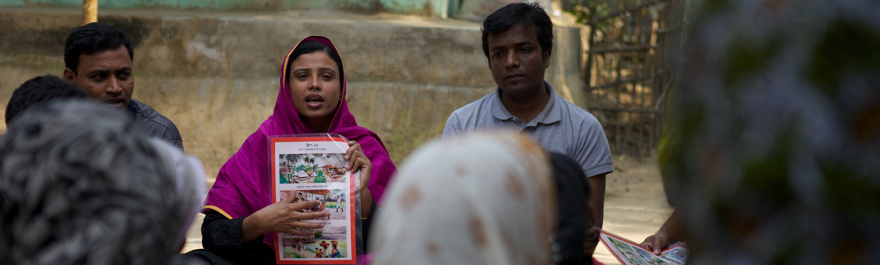 Bangladesh, Projet de gestion des risques de catastrophe. Sohag de YPSA, partenaire de HI, explique les difficultés rencontrées par la communauté des pêcheurs.