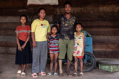 Nga Nao, a 33-year-old farmer and landmine victim, lives with his wife and three children in the Preah Vihar region of northern Cambodia, a few kilometres from the border with Thailand. © A. Larcan / HI