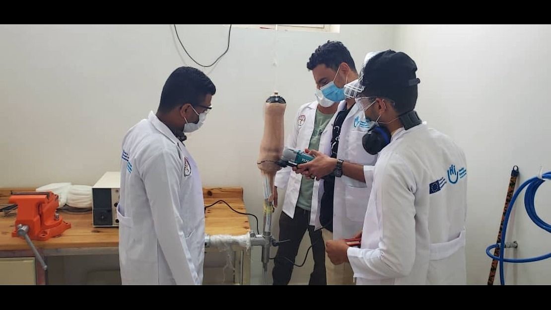 Une prothèse sur mesure est produite au centre de réadaptation de Hodeidah, permettant aux bénéficiaires de retrouver leur indépendance et leur mobilité.; }}