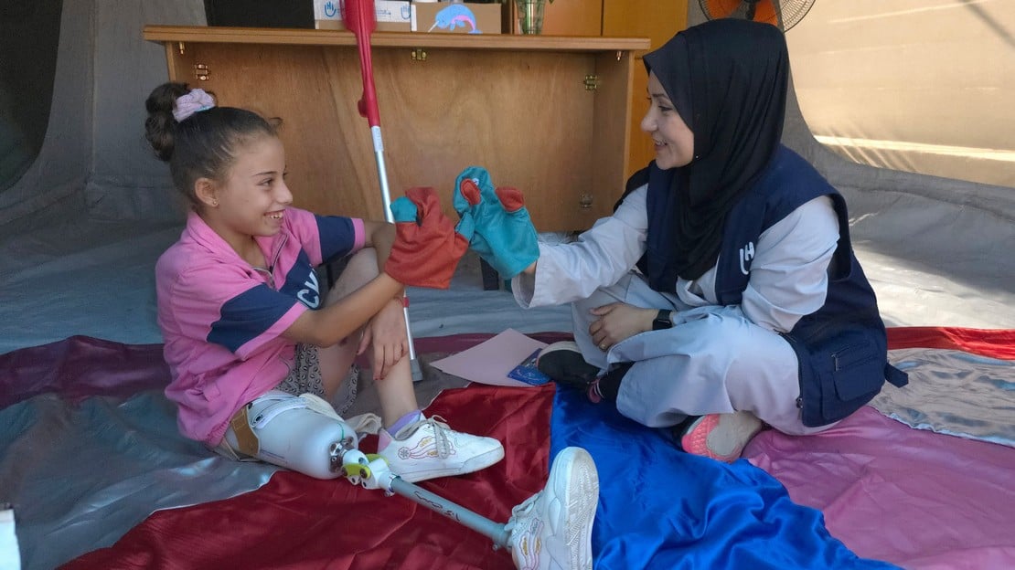 Malak, aged 9, victim of a bombing in May 2025 at a school in the Gaza Strip where she had taken refuge. | © K. Nateel / HI Malak, 9 ans, victime en mai 2025 d'un bombardement dans une école de la bande de Gaza où elle s'était réfugiée. | © K. Nateel / HI; }}