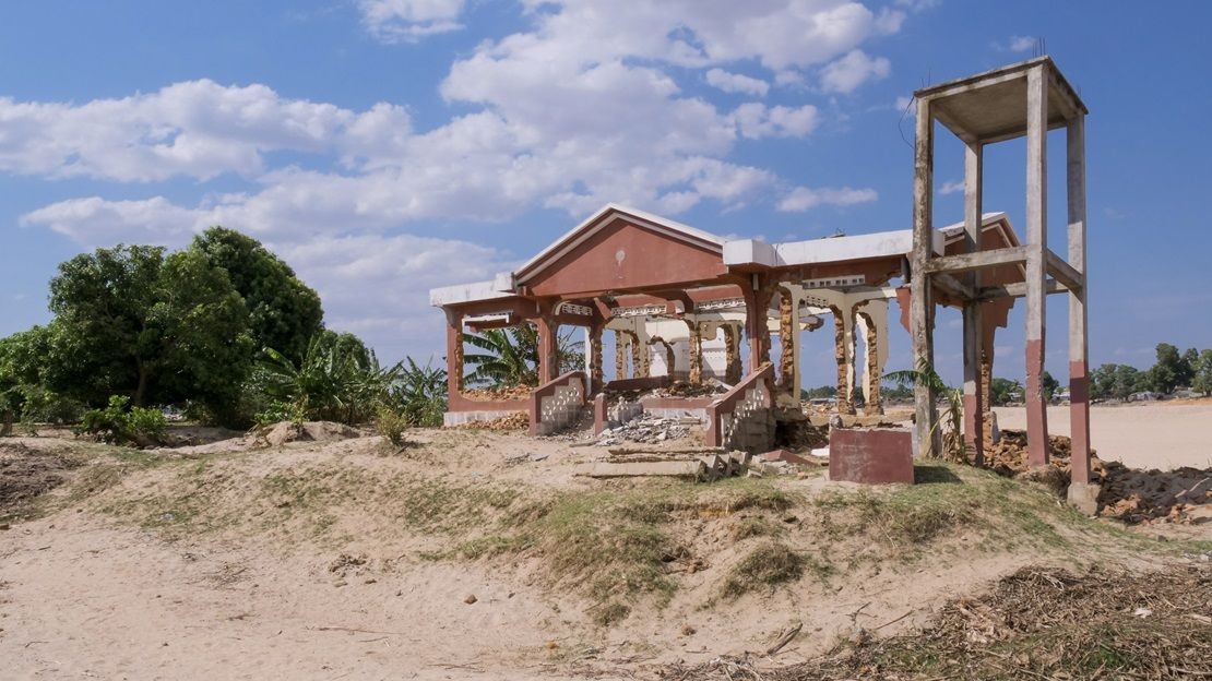 Maison détruite par des inondations.; }}