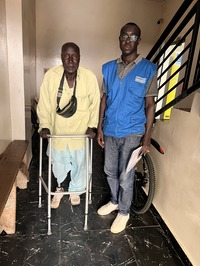 Cheikh Tidiane Ngom 75 ans, s’entraîne à marcher avec sa prothèse. © N. F. Boye / HI