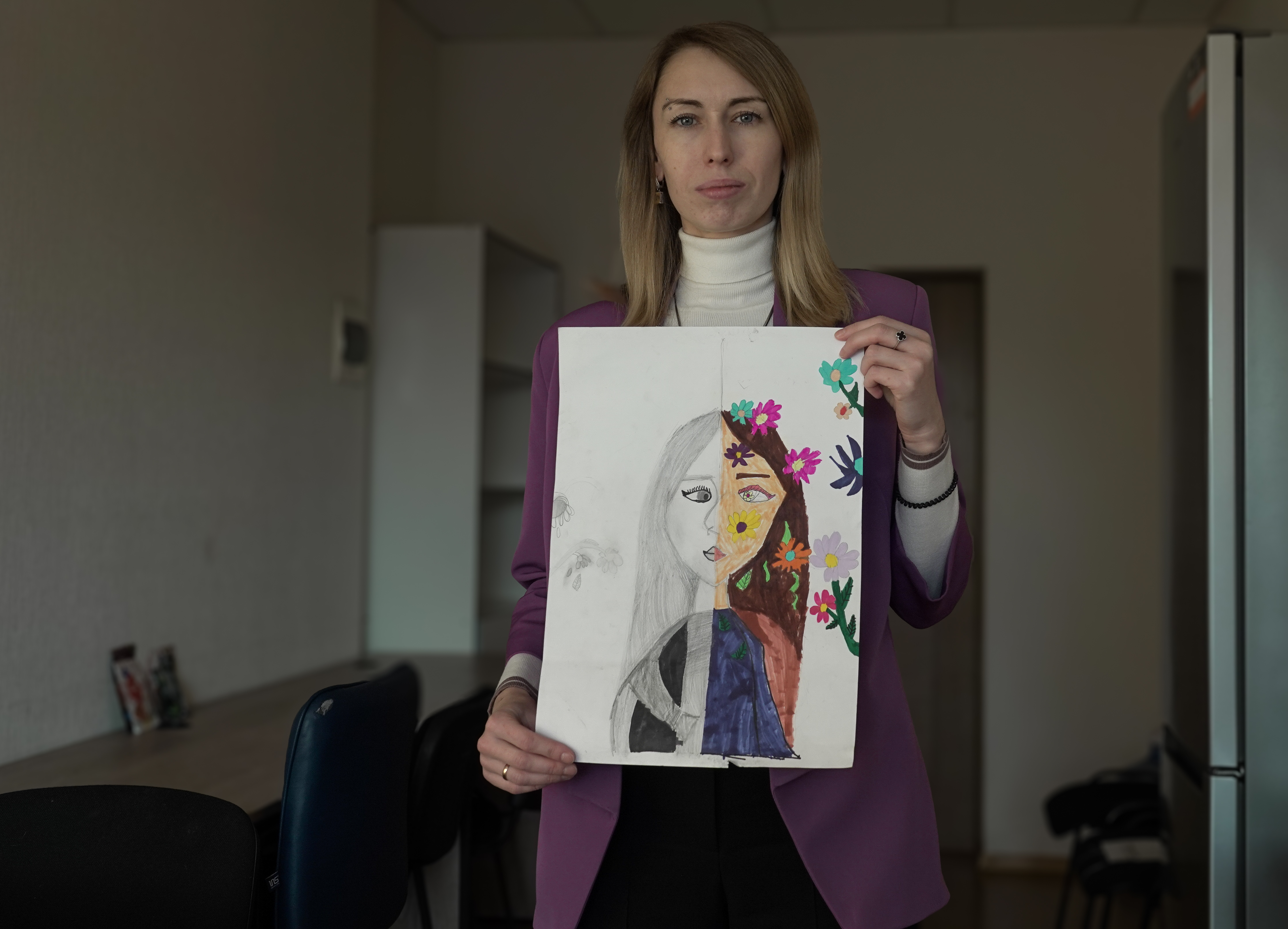 Antonina montrant un autoportrait réalisé par sa fille Varvara.