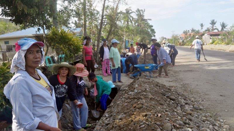 Philippines: HI hands out clearance kits to people affected by typhoon